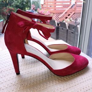 NWT.Nine West Fuchsia Suede Heels with Bowsize 6/1/2